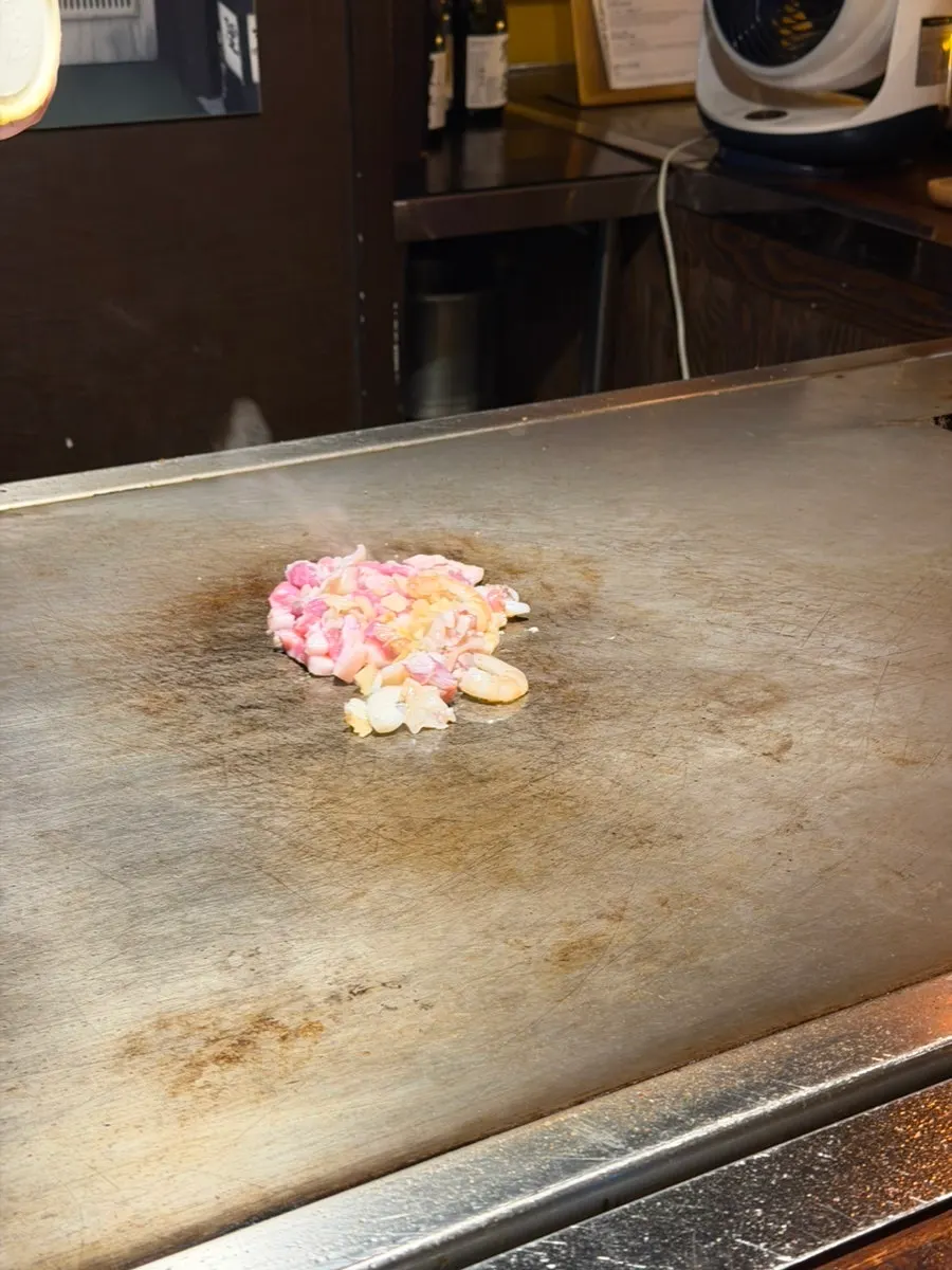 Vista de la cocina desde los asientos frente a la plancha