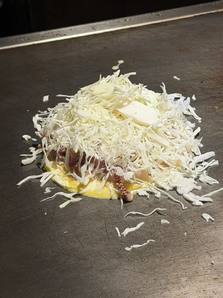 Movimientos de manos del cocinero en la plancha