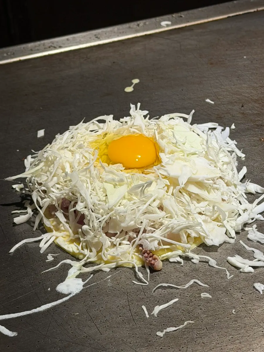 Llamas subiendo durante la performance de cocina teppanyaki