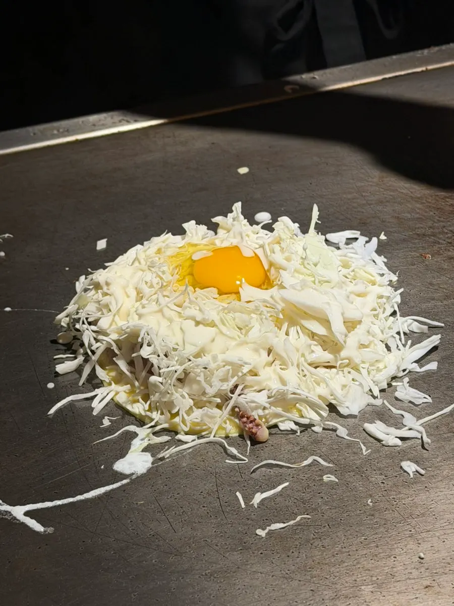 Distintos platos de teppanyaki vistos desde la plancha