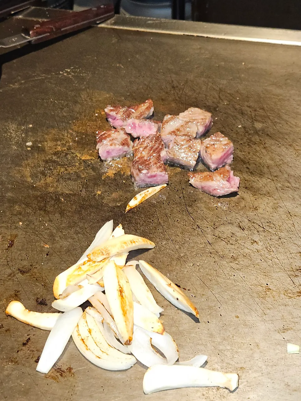 Wagyu flap steak grilling on the teppan