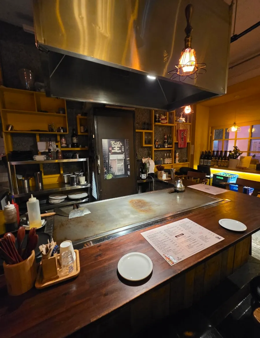 Teppan King interior and teppan seating