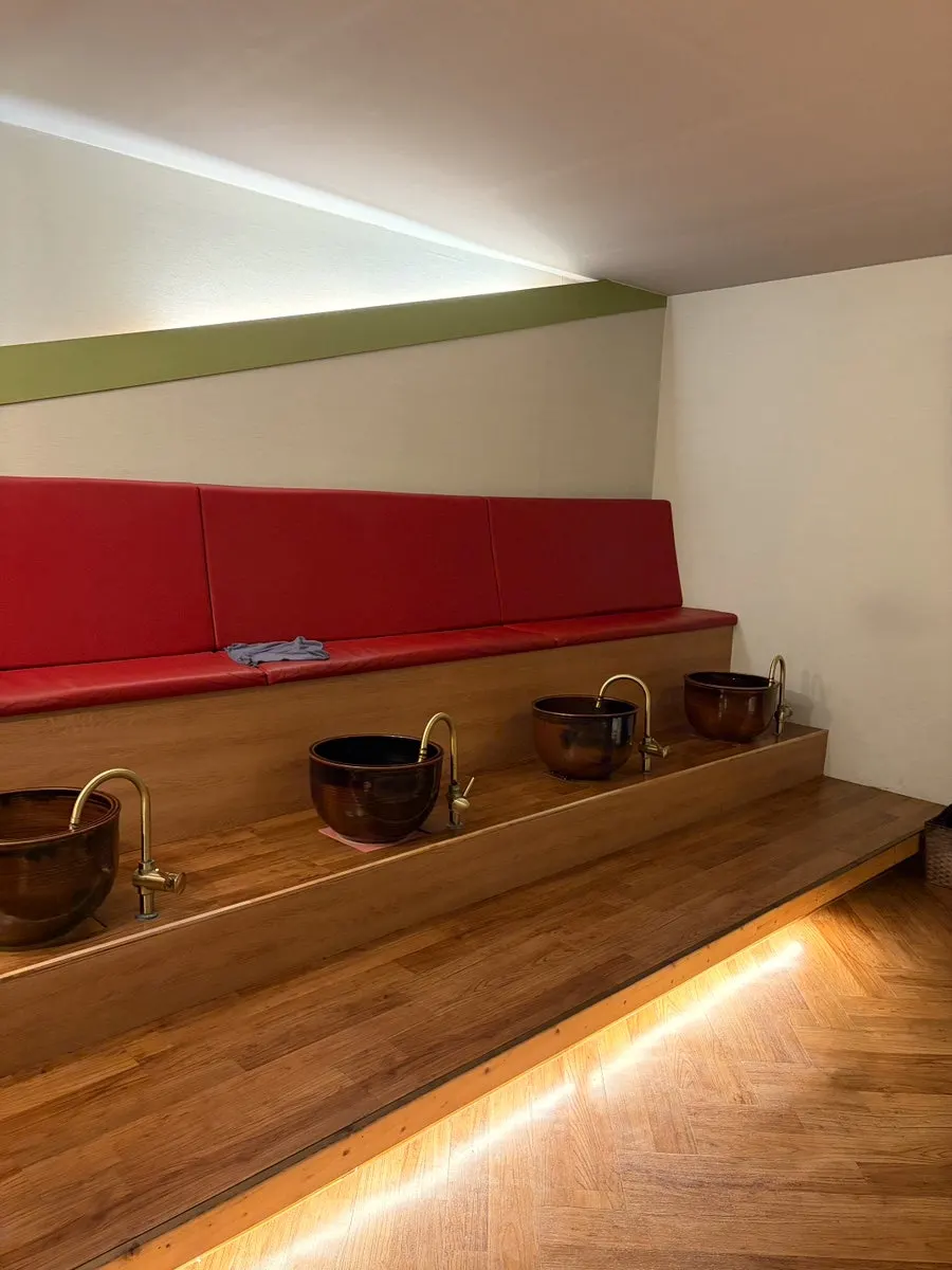 Foot bath area after changing into treatment clothes