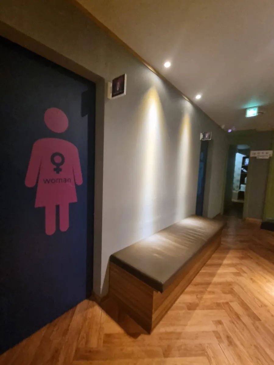 마사지룸이 양쪽으로 배치된 복도