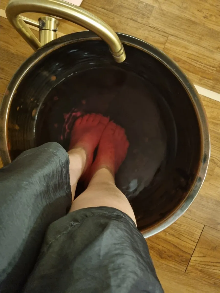 마사지 전 따뜻한 물에 발을 담근 족욕