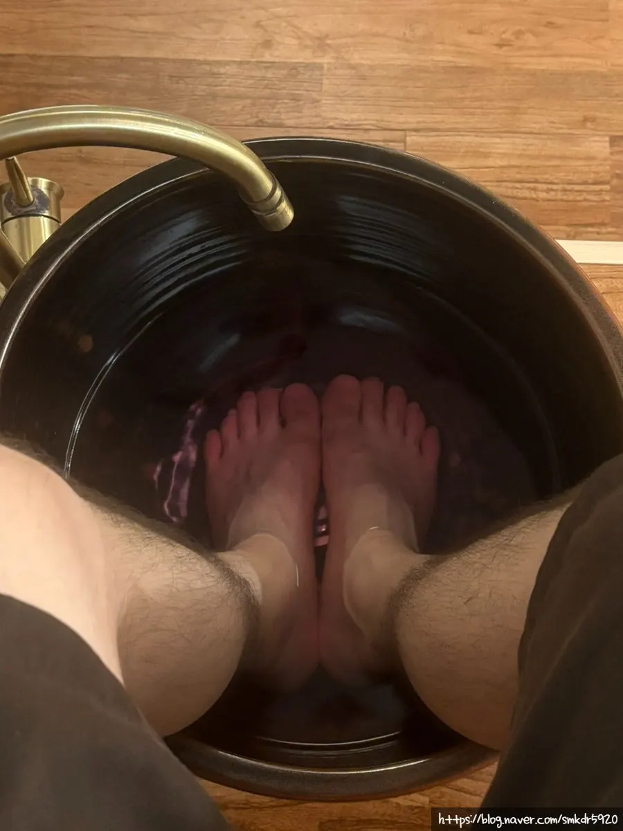 따뜻한 물에 발을 담그는 족욕