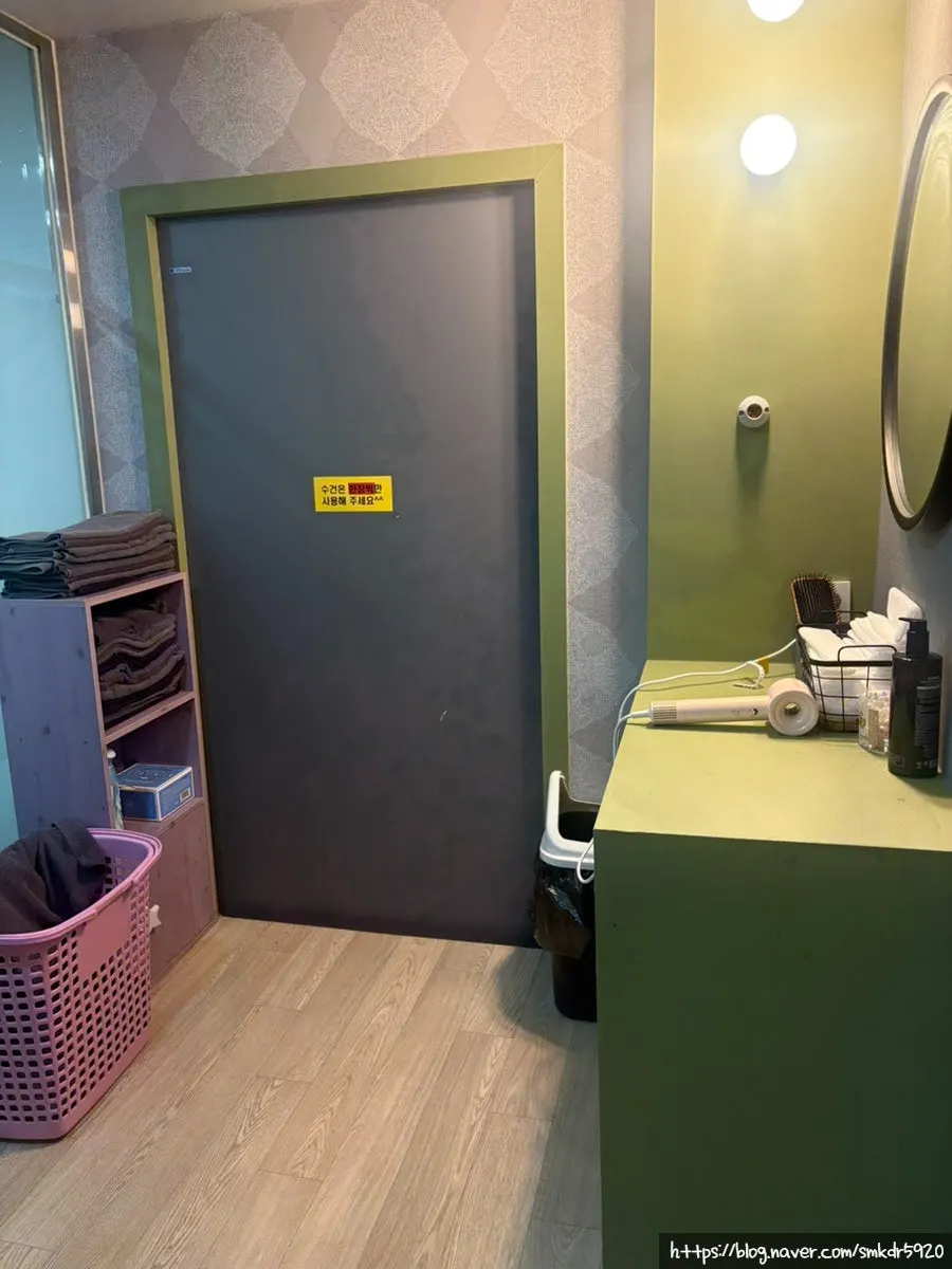 수건과 로션이 놓인 세면 공간