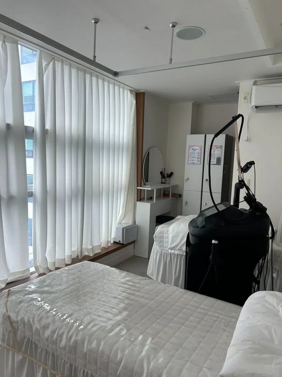햇살이 들어오는 에스테틱 관리룸