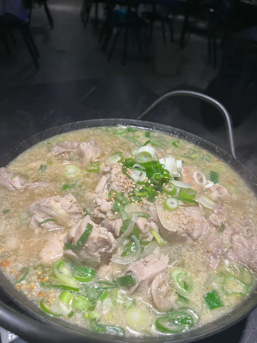 푸짐하게 차려진 수육누룽지닭곰탕 한 상