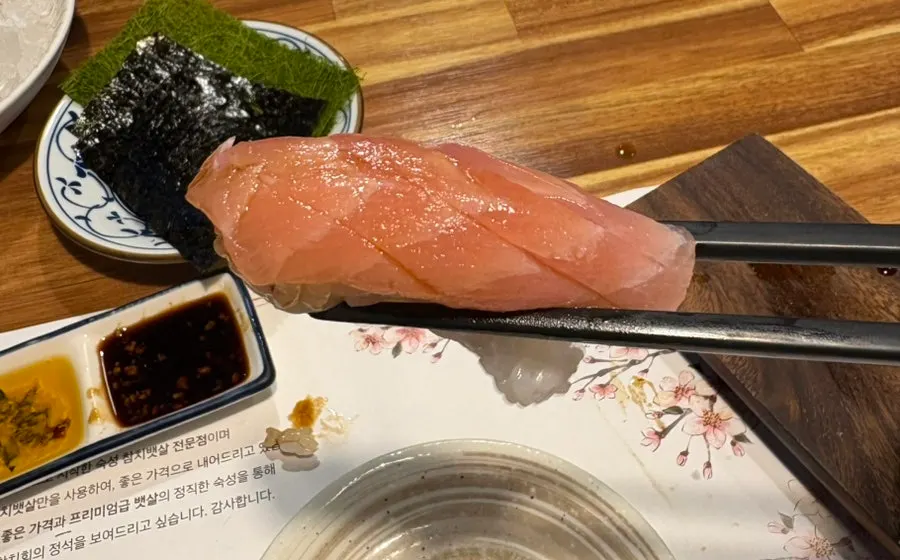 입에서 녹는 참치 초밥 클로즈업