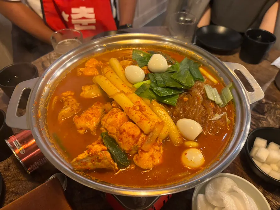 테이블에 놓인 생맥주