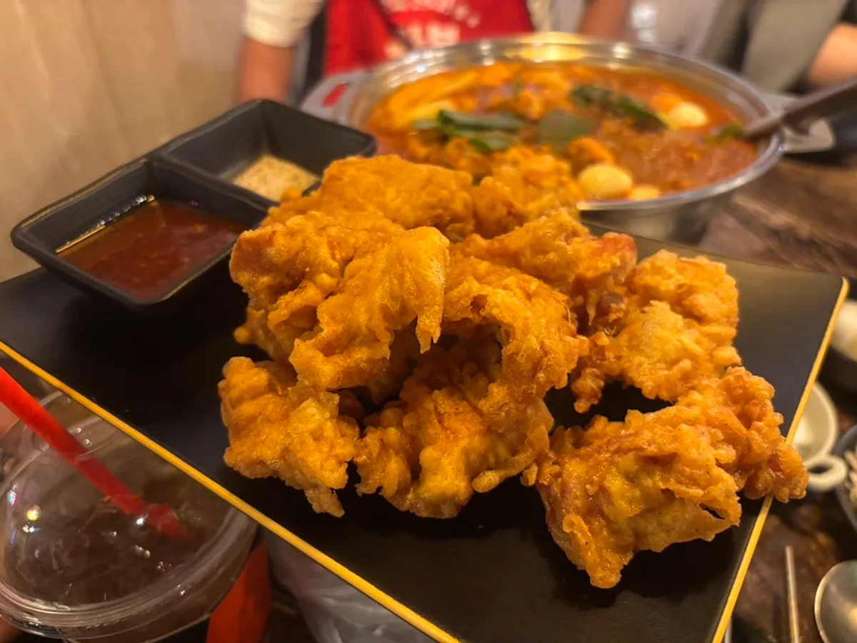 닭도리탕과 함께 차려진 테이블