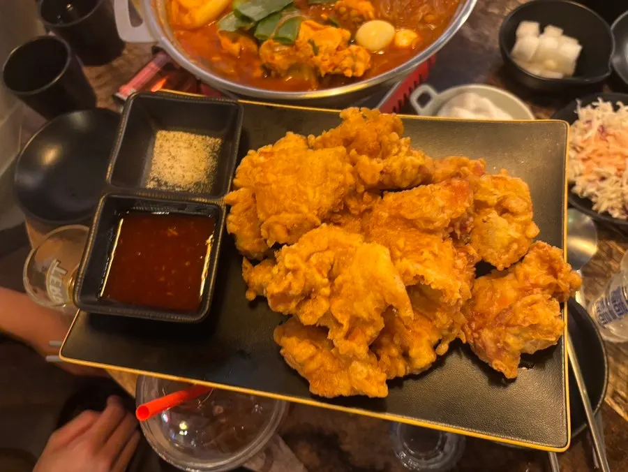 갓 튀긴 순살치킨 한 접시