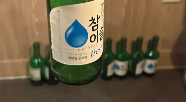 소주병이 놓인 다섯 명의 술자리 테이블