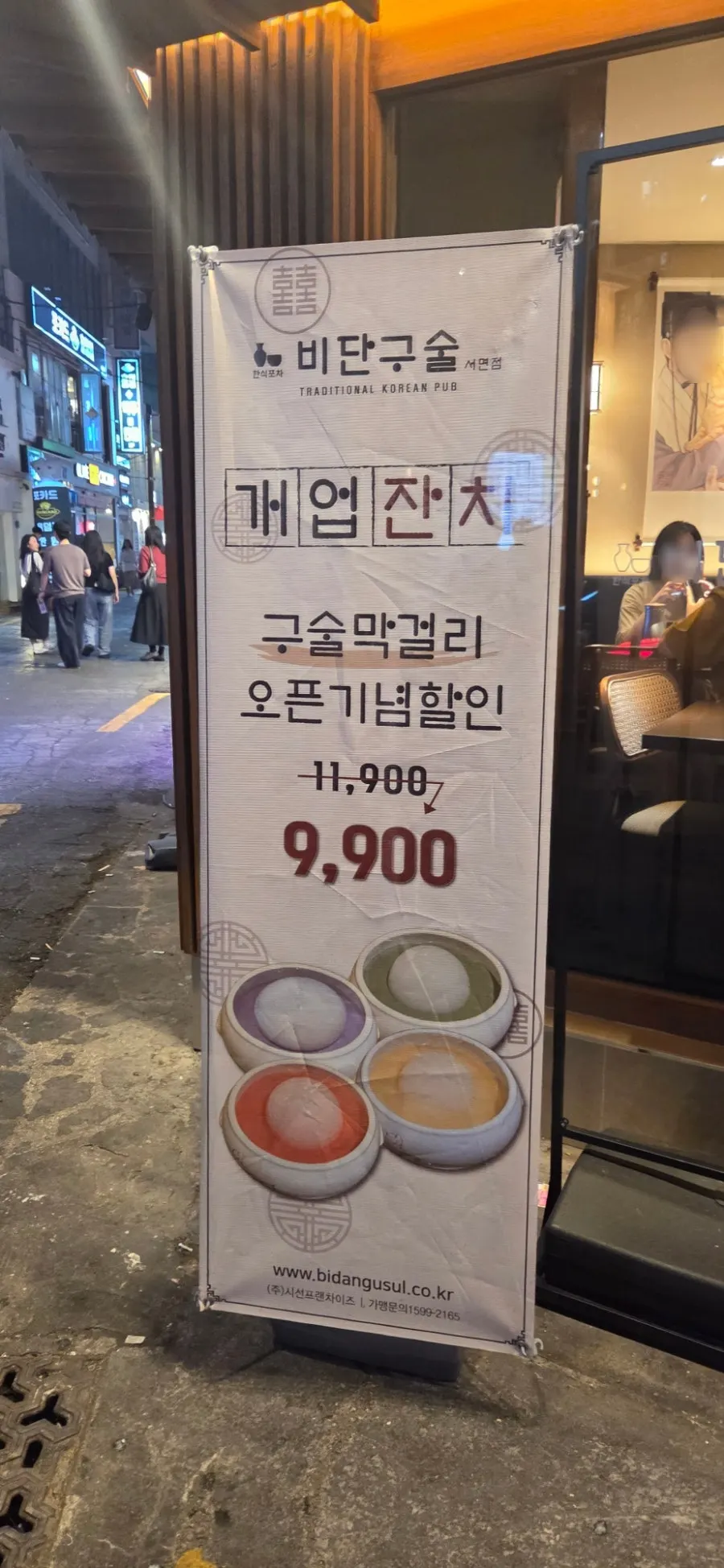 오렌지와 파인애플, 청포도가 담긴 과일 접시