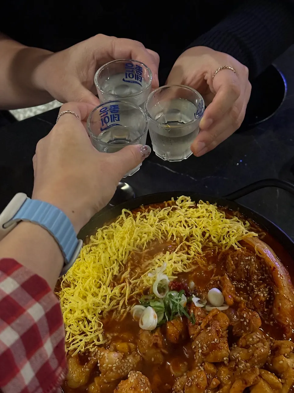 계란지단 올린 김치대도리탕 한 냄비
