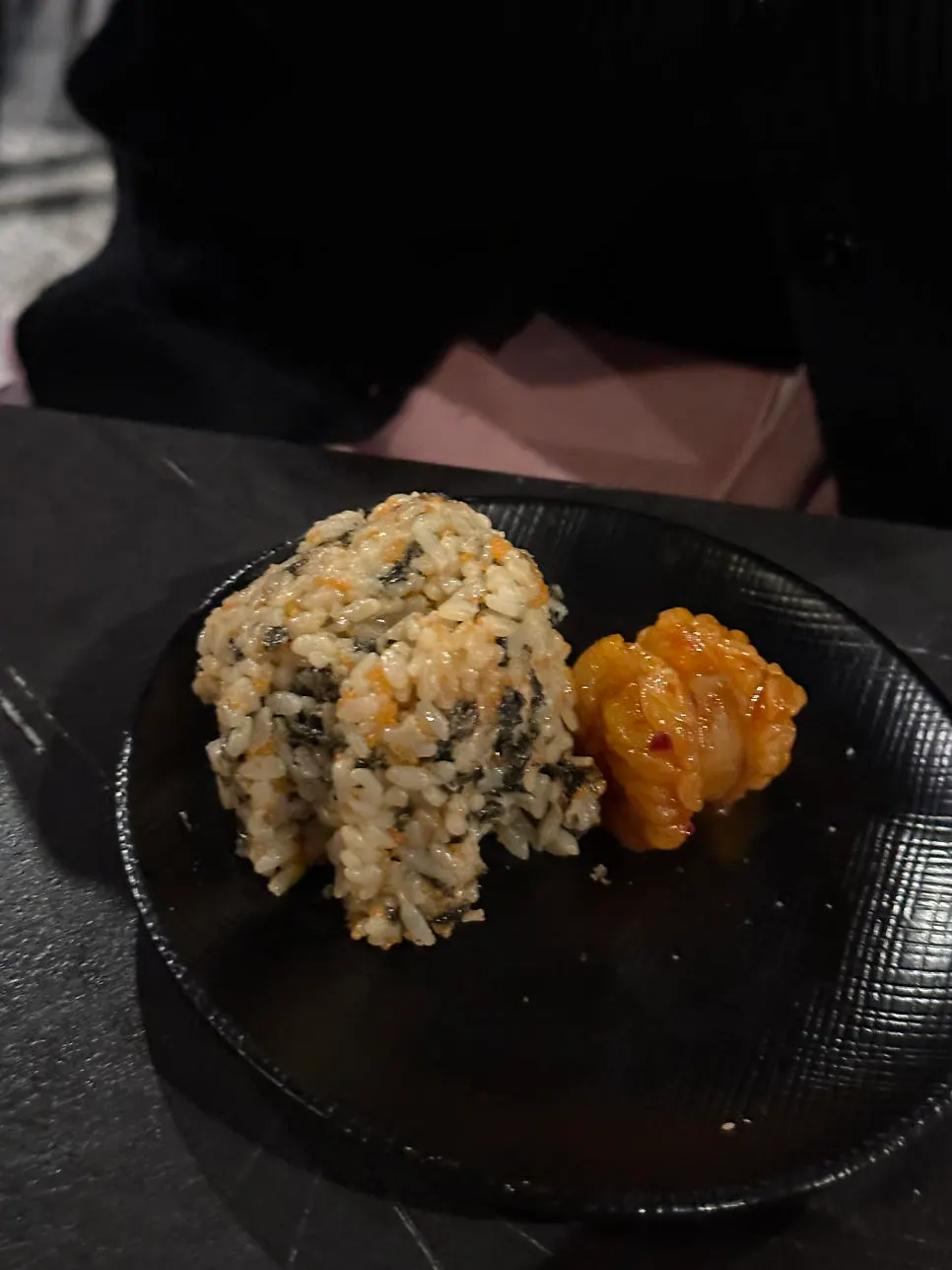 접시에 퍼 담는 날치알 주먹밥