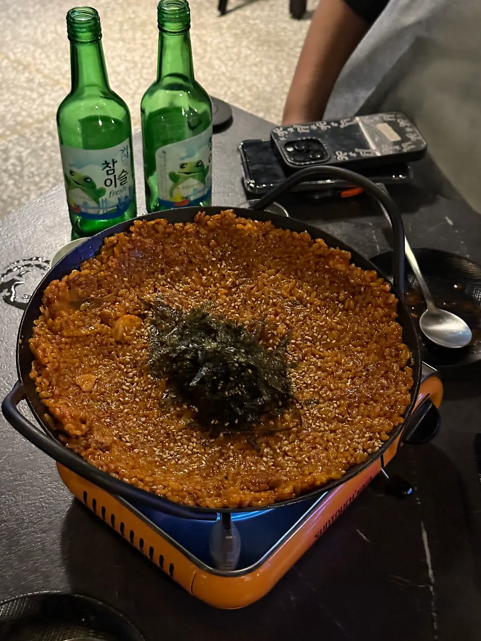 남은 양념에 볶기 전 볶음밥 준비 모습