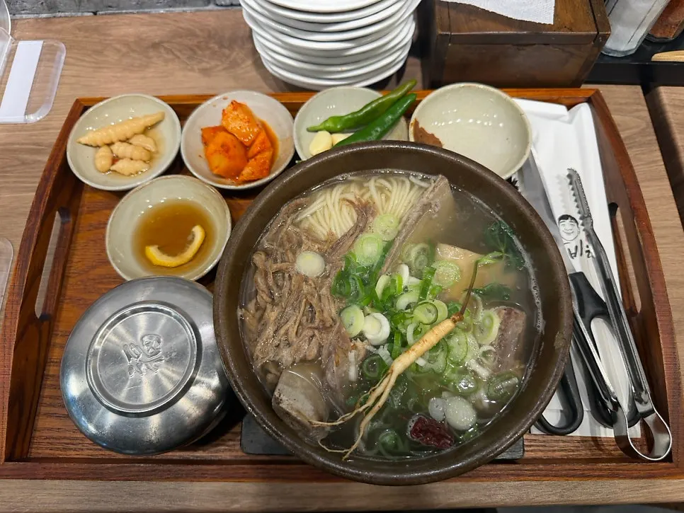 뚝배기에 담겨 나온 왕갈비탕 한 상
