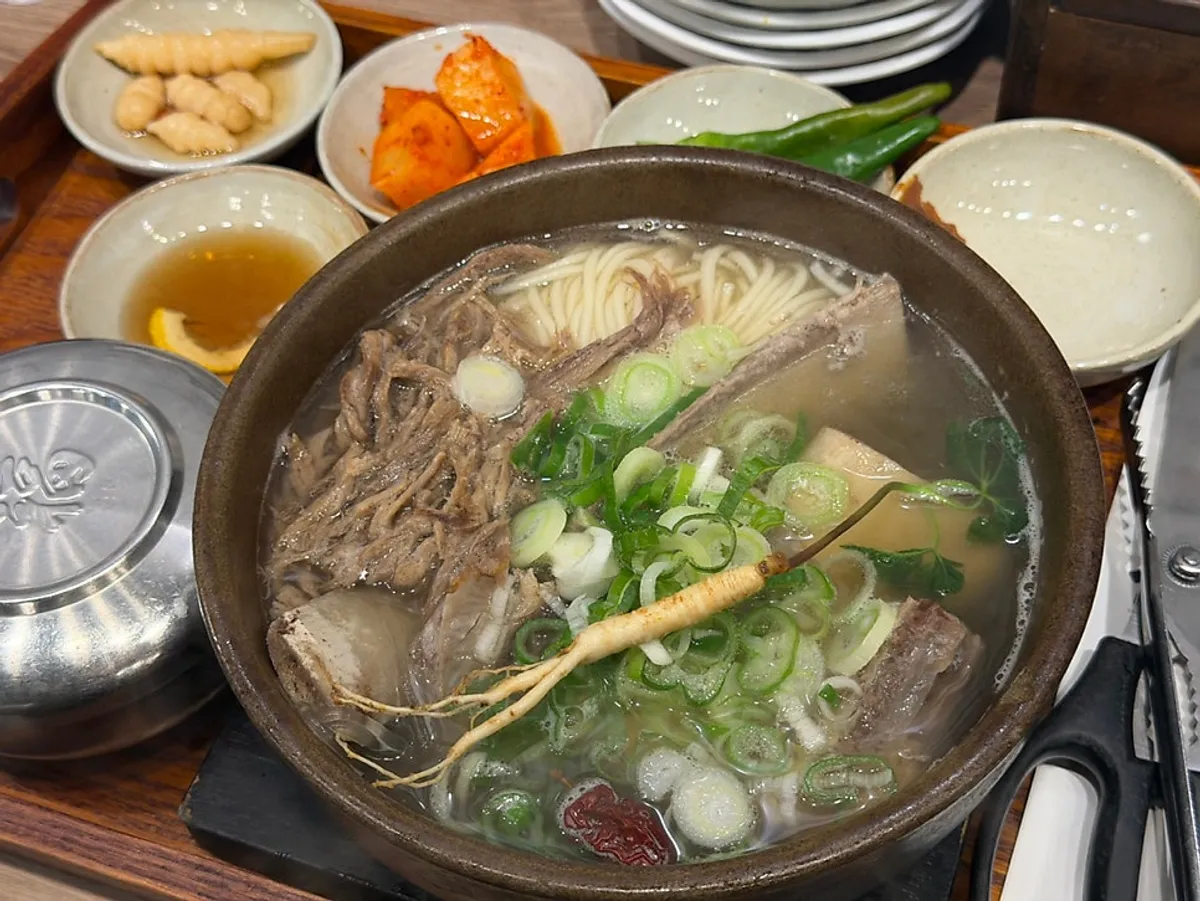 인삼 한 뿌리 올린 왕갈비탕 뚝배기