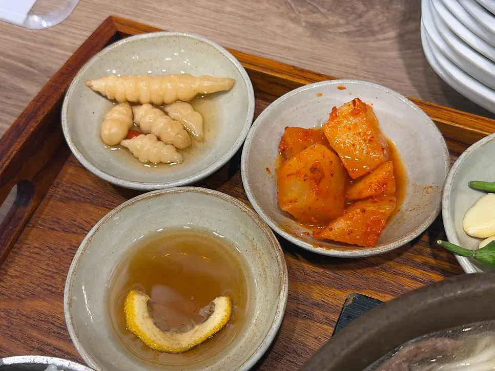 왕갈비탕과 함께 나온 밥과 반찬