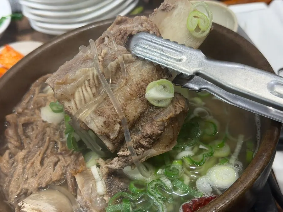 따뜻한 밥과 반찬이 놓인 식탁