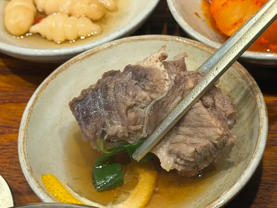왕갈비탕에 들어 있는 갈비