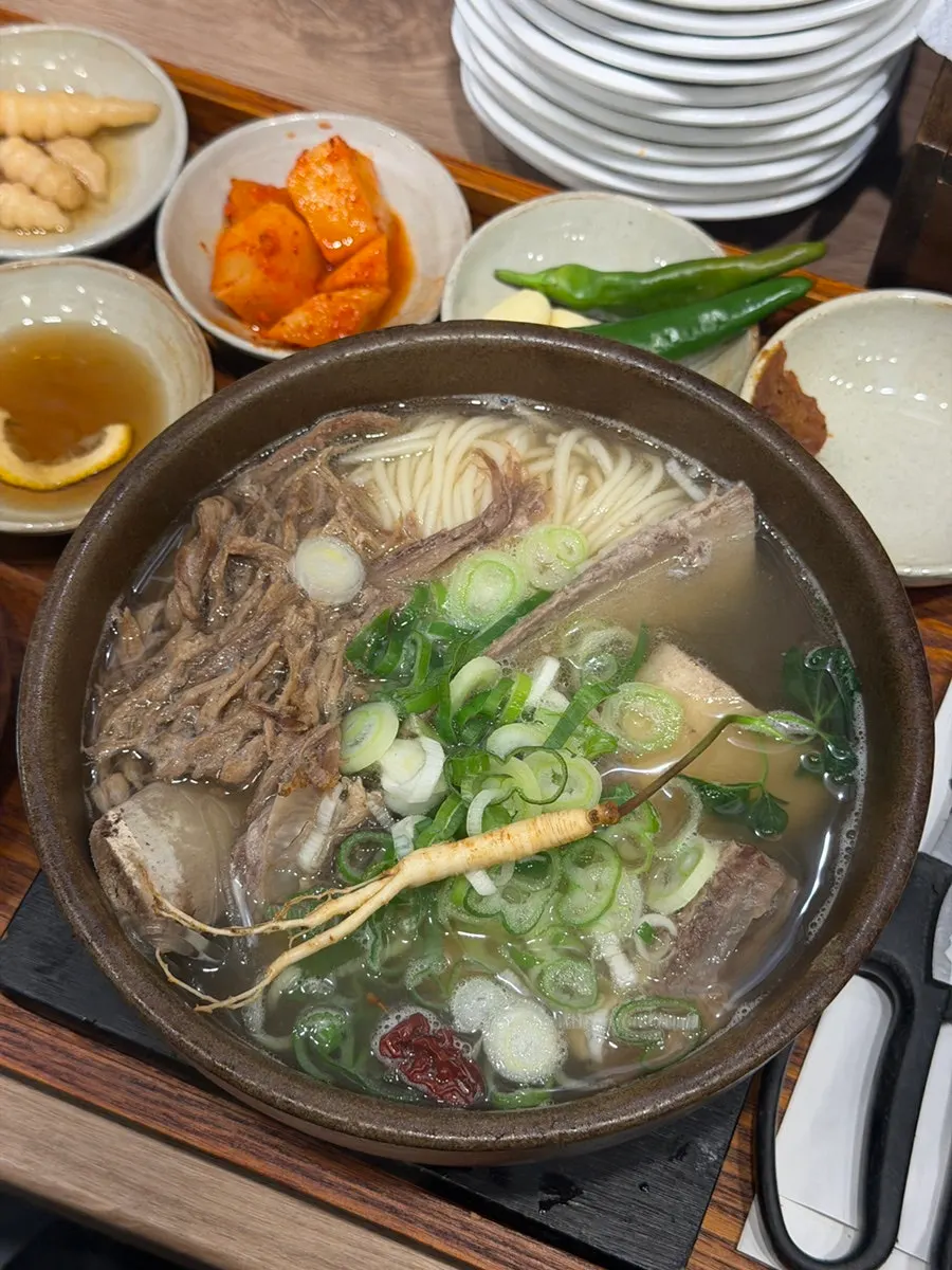 밥과 함께 먹는 갈비탕 국물