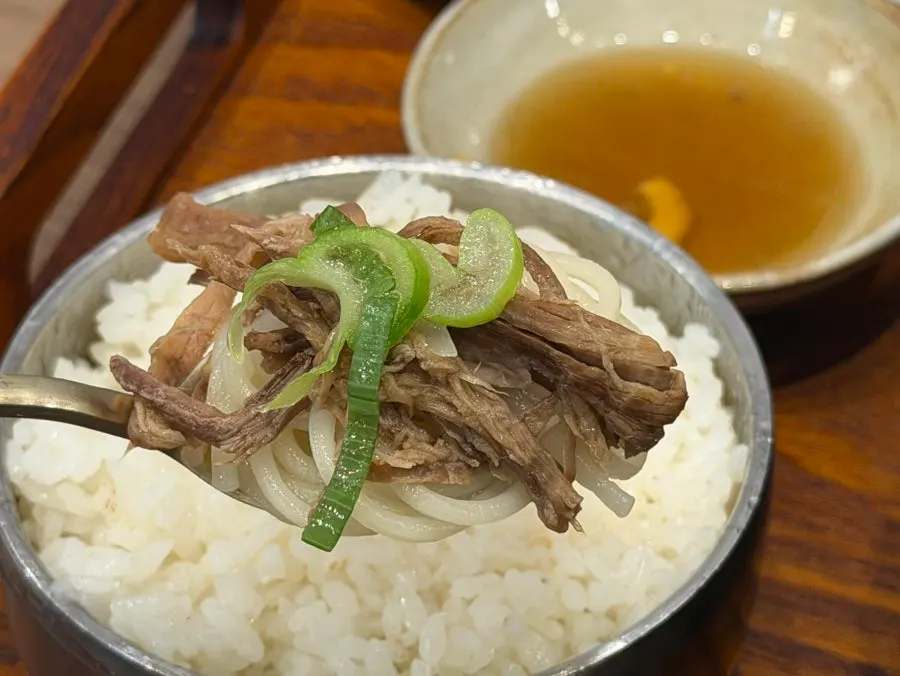 한우 사골로 끓인 진한 갈비탕 국물