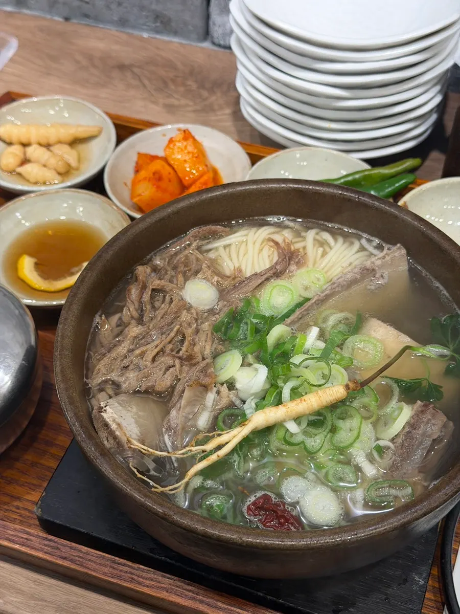 밥과 면을 곁들인 갈비탕 한 그릇