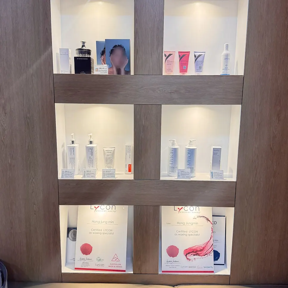 Display shelf of esthetics treatment products