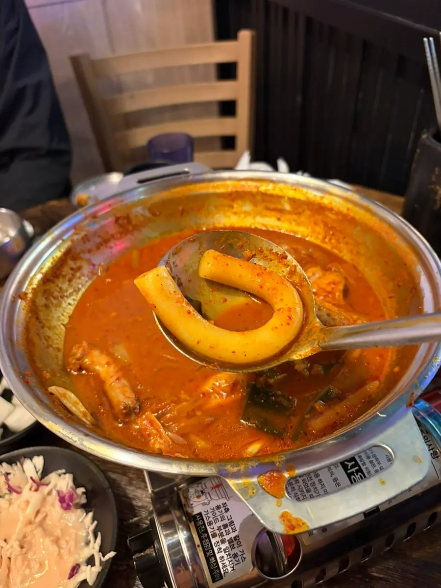가득 담긴 공기밥과 닭도리탕 국물