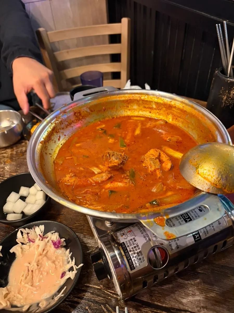 닭도리탕과 순살 후라이드를 번갈아 먹는 식사 상차림