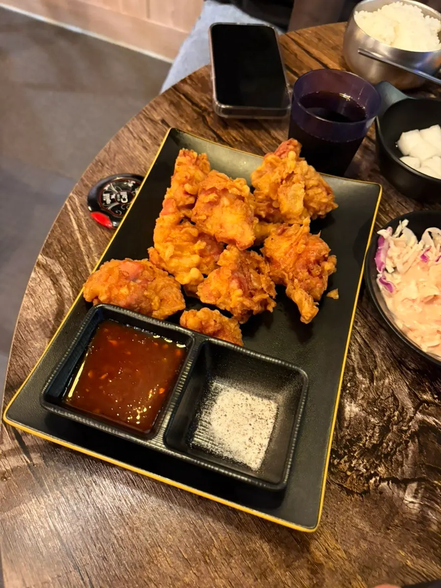 창가 자리에서 본 순살엔탕 세트 상차림