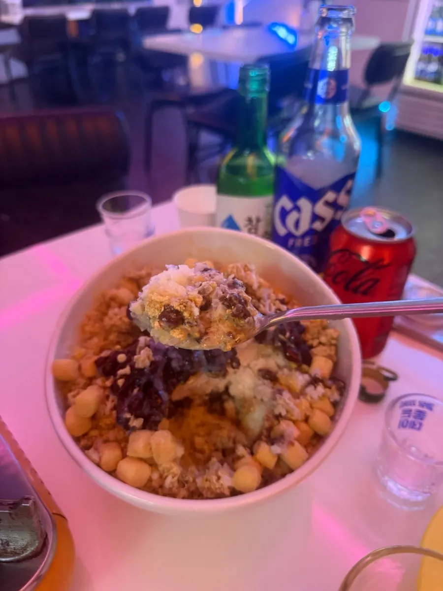 토핑이 올라간 잇절미 팥빙수