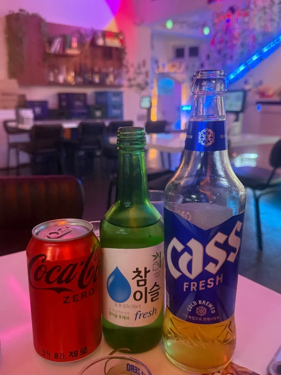 게살계란탕과 맥주가 놓인 테이블