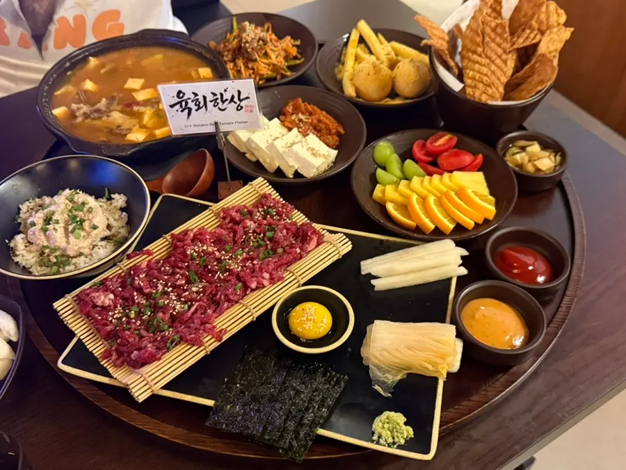 The full yukhoe sharing platter laid out on the table