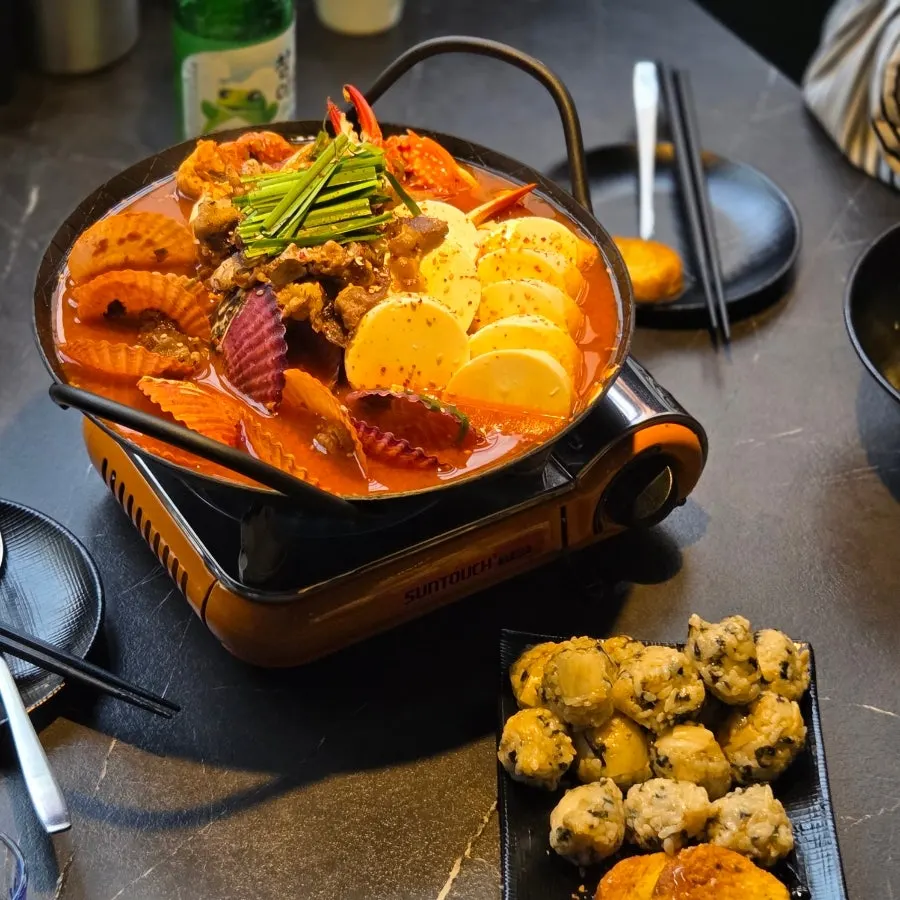 냄비 가득 담겨 나온 우삼겹 해물탕