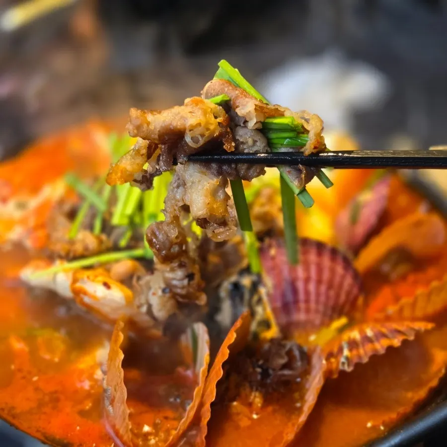 따로 건져 먹는 우삼겹 한 점