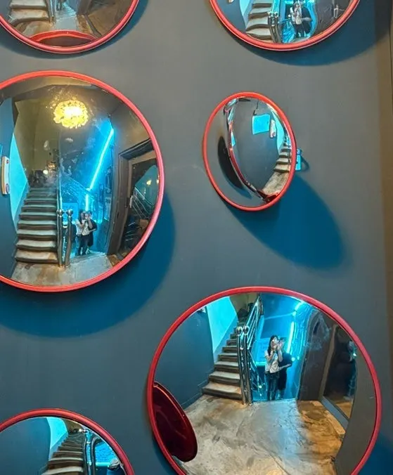 Cute round mirrors at the Yuumangju entrance