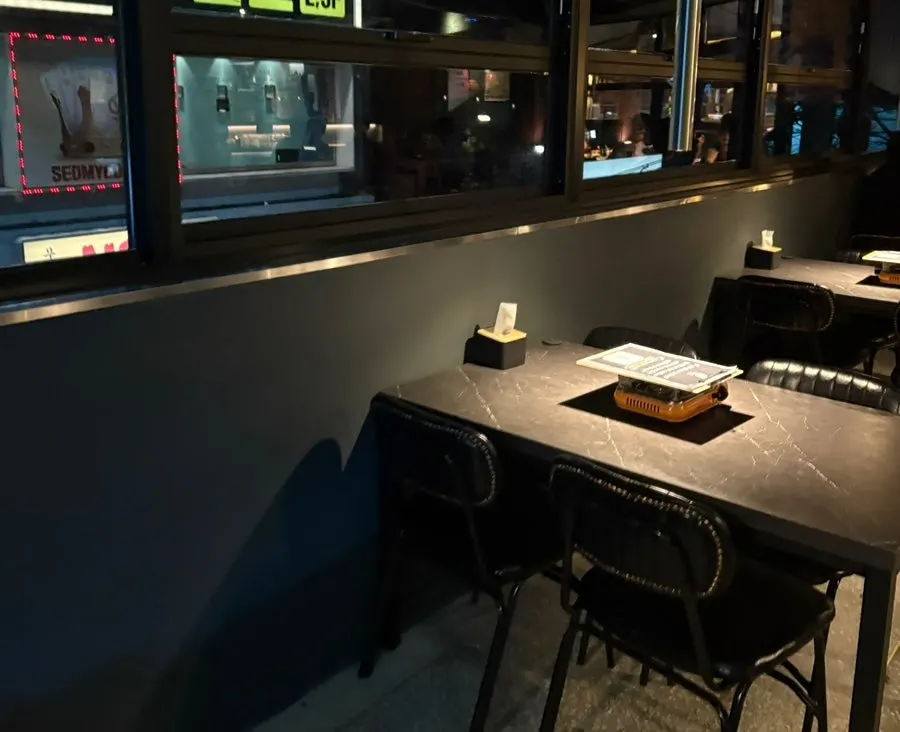 Yuumangju interior with window seats