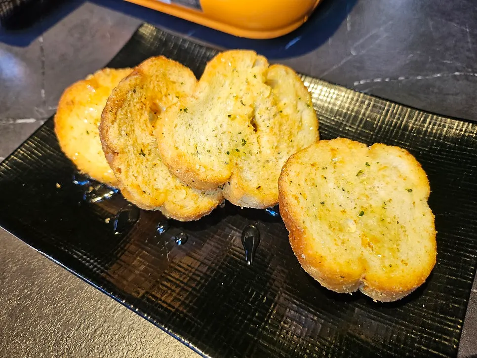 꿀시럽 올라간 마늘바게트 기본 안주