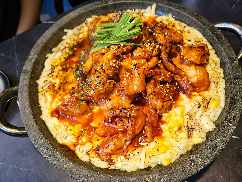 유망주에 다 모았닭과 묵은지 주먹밥 상차림