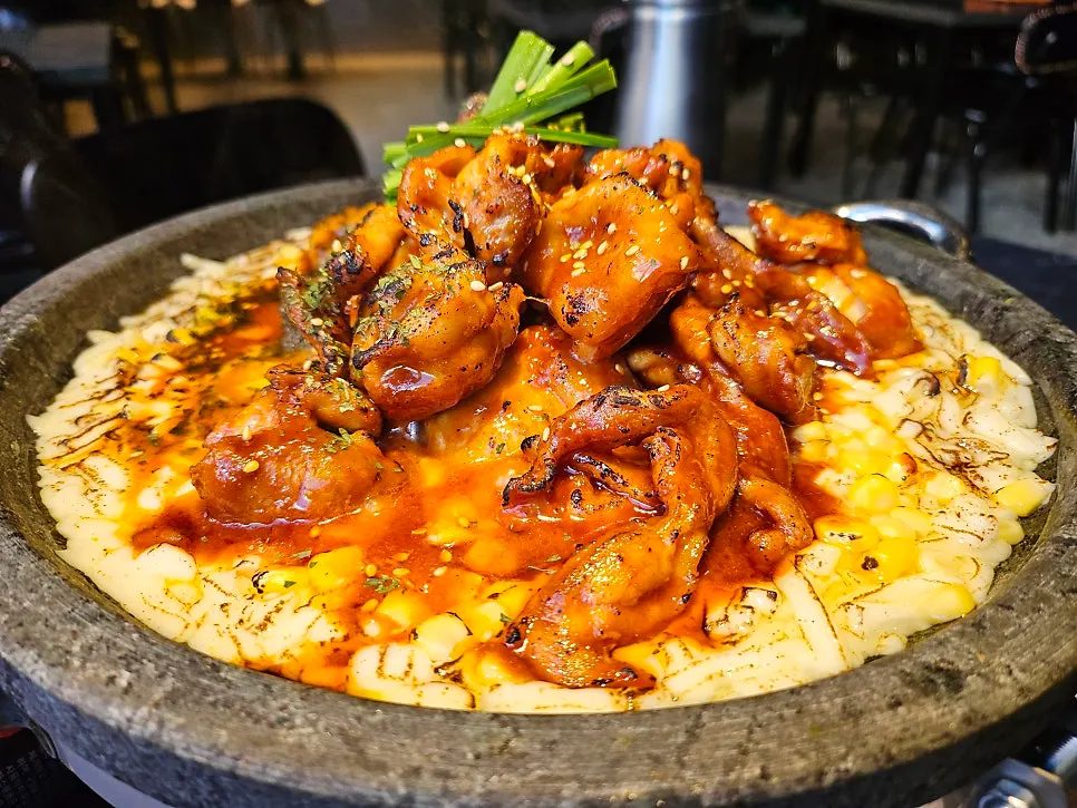 돌판에 나온 치즈 닭요리 한 상