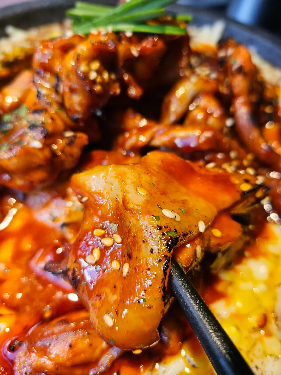 치즈에 버무린 닭고기 한 점