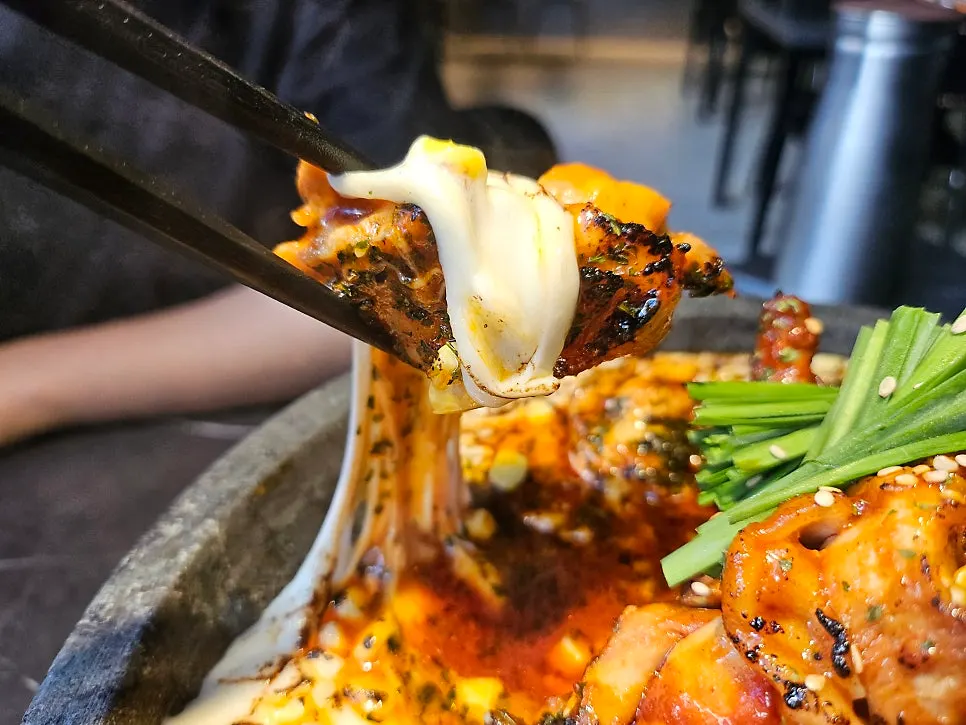 돌판 위에서 유지되는 따뜻한 치즈 안주