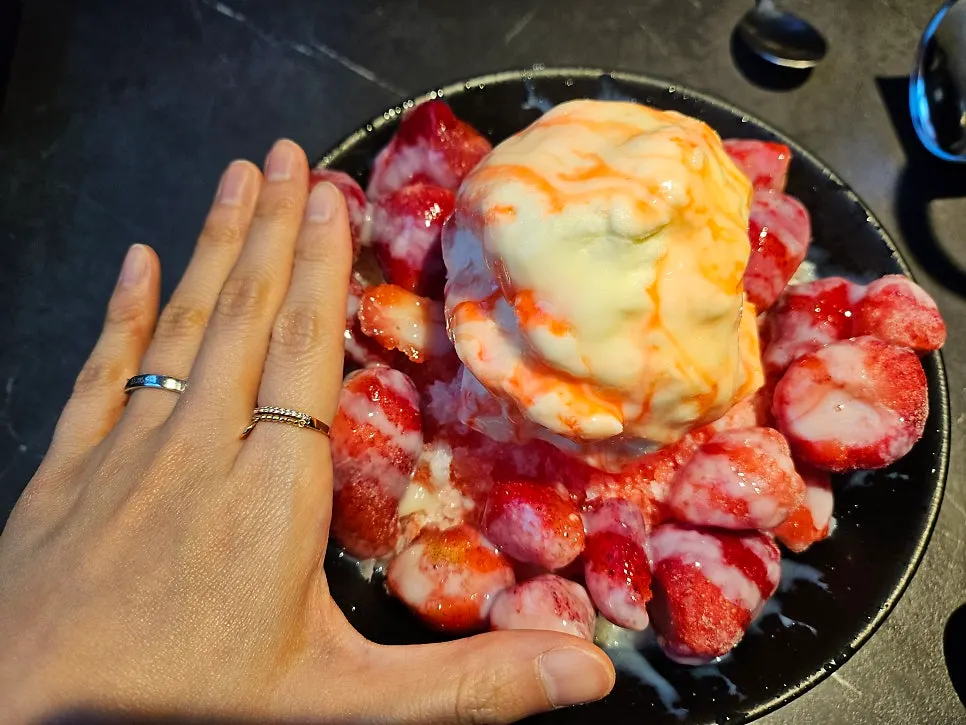 주먹밥을 볶아 만든 볶음밥 마무리