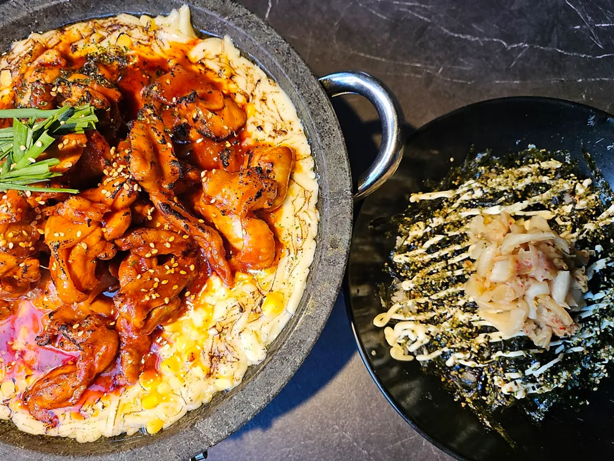 바닐라 아이스크림과 냉동 딸기 올린 빙수