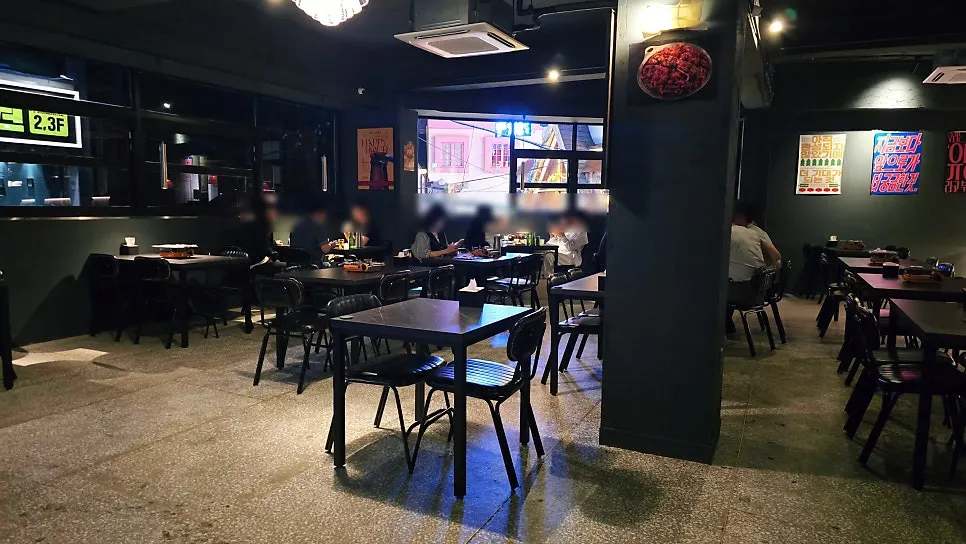 Black-toned interior of Yuumangju Seomyeon Branch
