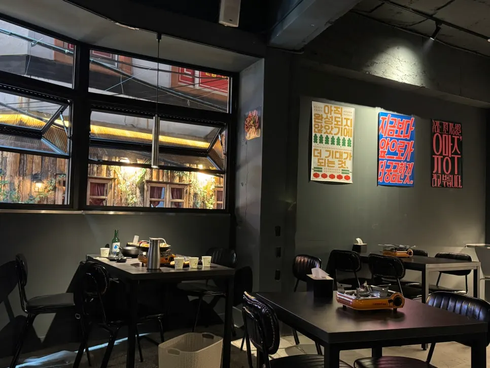 Interior of Yuumangju Seomyeon Branch with wide table spacing